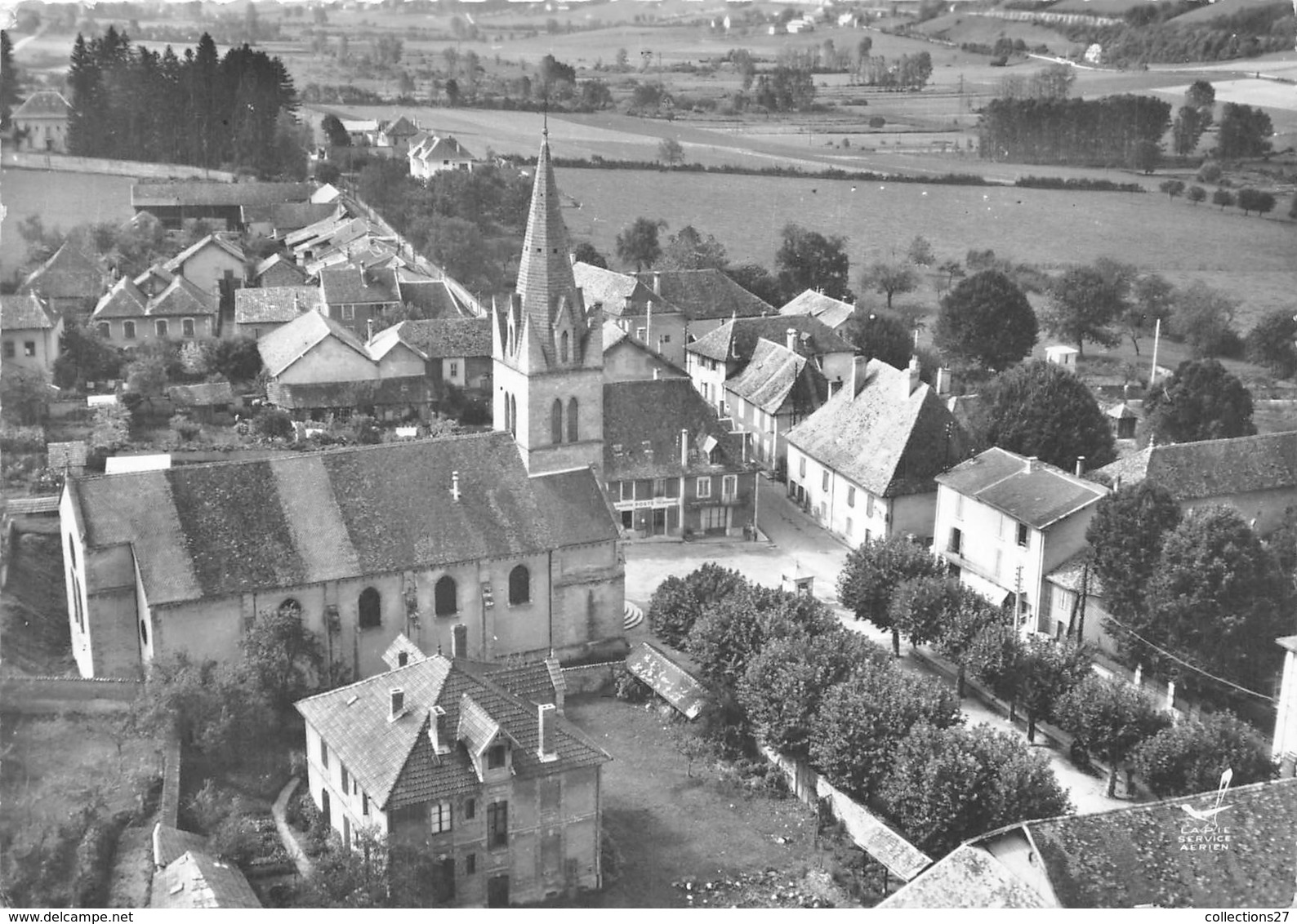 38-VIRIEU- VUE DU CIEL L'EGLISE ET LA POSTE - Virieu