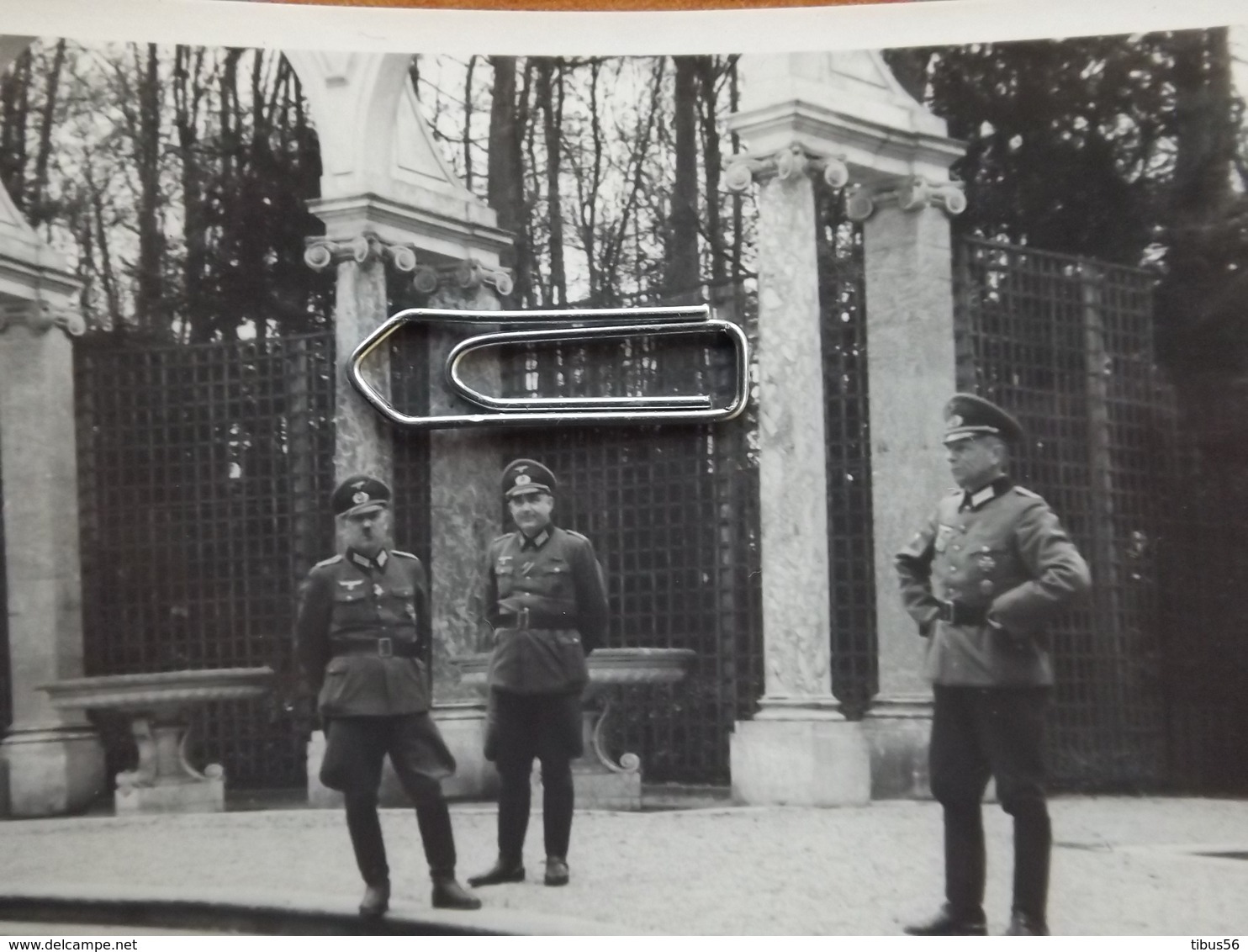 WW2 GUERRE 39 45 VERSAILLES CHATEAU OFFICIERS ALLEMANDS POSANT DANS LE TRIANON - Versailles