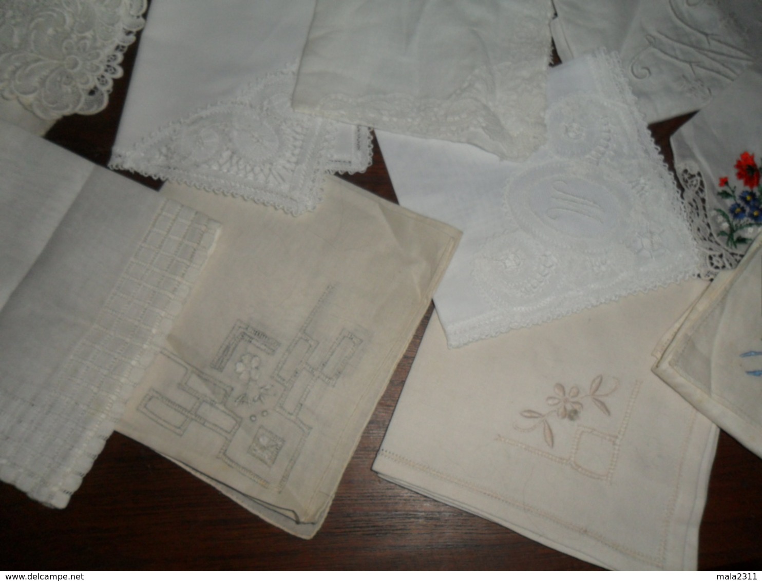 LOT DE 17  ANCIENS MOUCHOIRS  DENTELLE  ET BRODERIE  DANS LEUR JUS