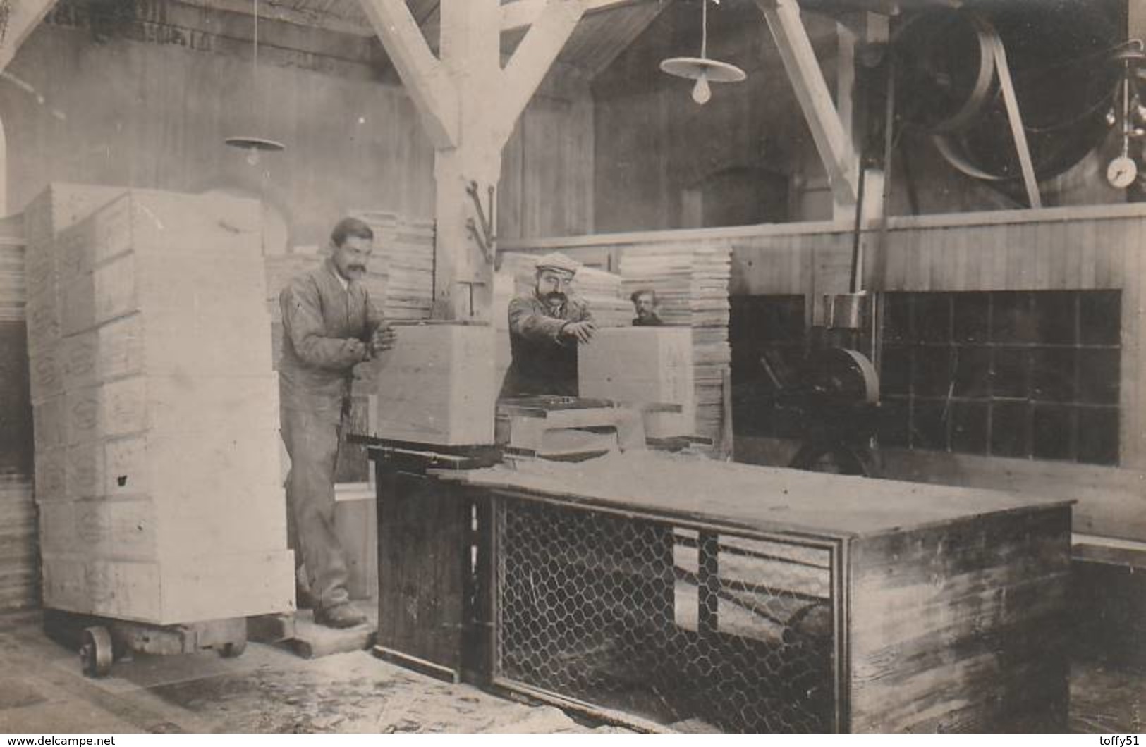 PHOTO SOUPLE (13.5x8.5 Cm) OUVRIERS ATELIERS DE CAISSAGE USINE PERNOD FILS ANNÉE 1910 ENVIRON PONTARLIER (25) - Métiers