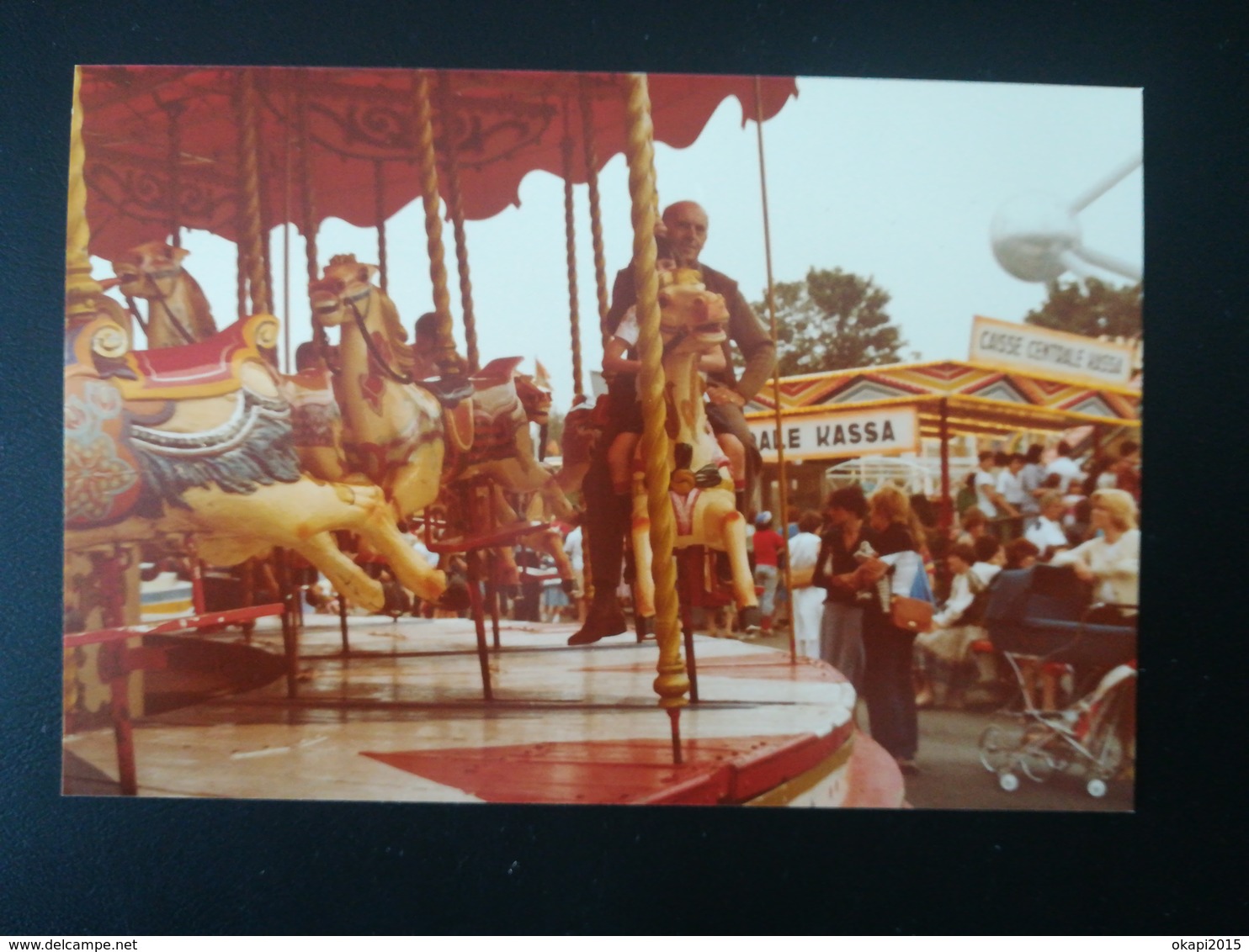 PAPY SUR UN MANÈGE FOIRE À L ATOMIUM PLAGE MER DANSE ENDIABLÉE 20 PHOTOS ORIGINALES EN COULEURS FAMILLE BELGIQUE  1970 - Album & Collezioni