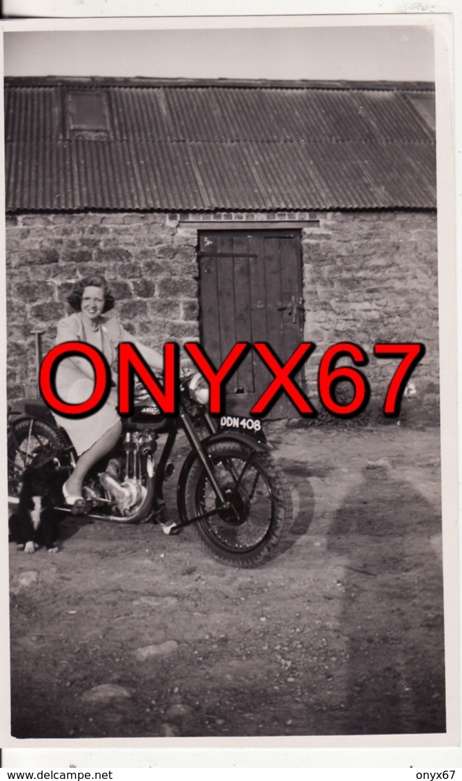 Carte Postale Photo Femme En MOTO-MOTOCYCLETTE N° DDN 408 - Cour De Ferme - VOIR 2 SCANS - - Motos