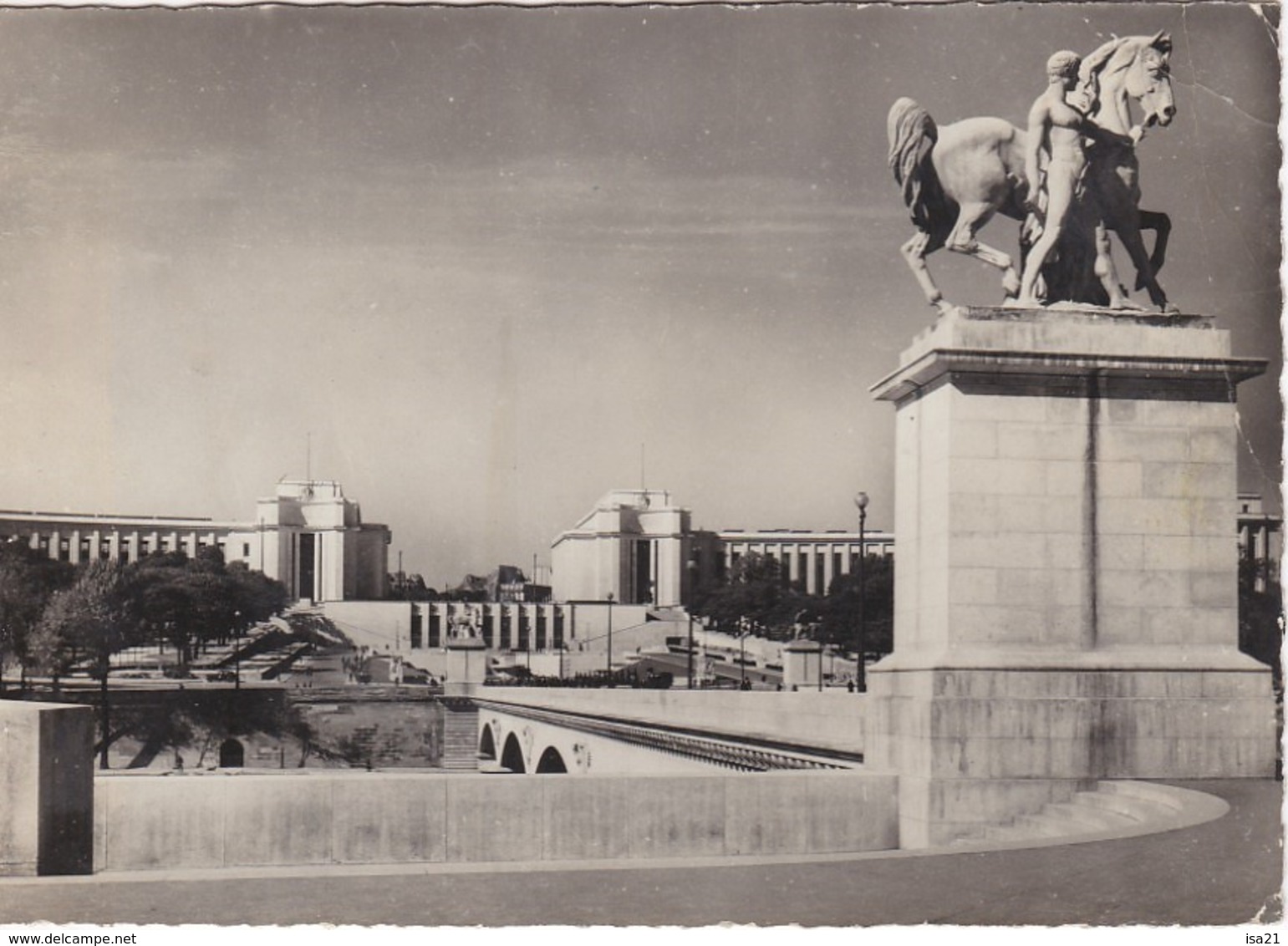 lot de 50 CPSM de PARIS (1950-1970)  toutes scannées: monuments;; Tour Eiffel, ponts; églises, rues, la Seine,  ND, etc.