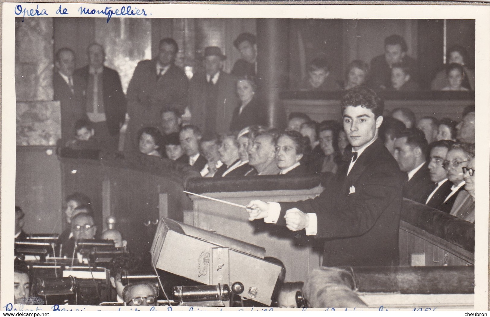 34. MONTPELLIER. OPÉRA. CHEF D'ORCHESTRE " ROBERO BENZI " CONDUIT LE BARBIER DE SEVILLE. 13 DECEMBRE 1956. FORMAT 9 X 14 - Personnes Identifiées