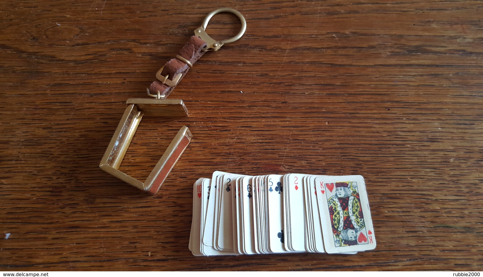 VERITABLE JEU DE 54 CARTES AVEC BOITIER METAL EN PORTE CLEFS LUXE EN METAL ET CUIR - 54 Cartes