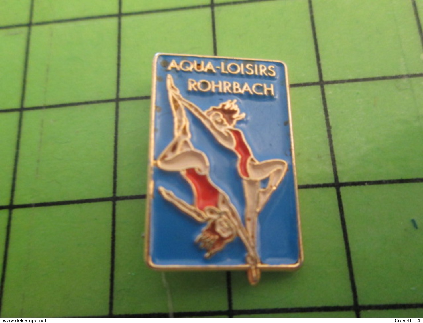 1118a Pin's Pins / Rare Et De Belle Qualité / THEME SPORTS : NATATION BOMBASSES EN BODY ROUGE AQUA-LOISIRS ROHRBACH - Swimming