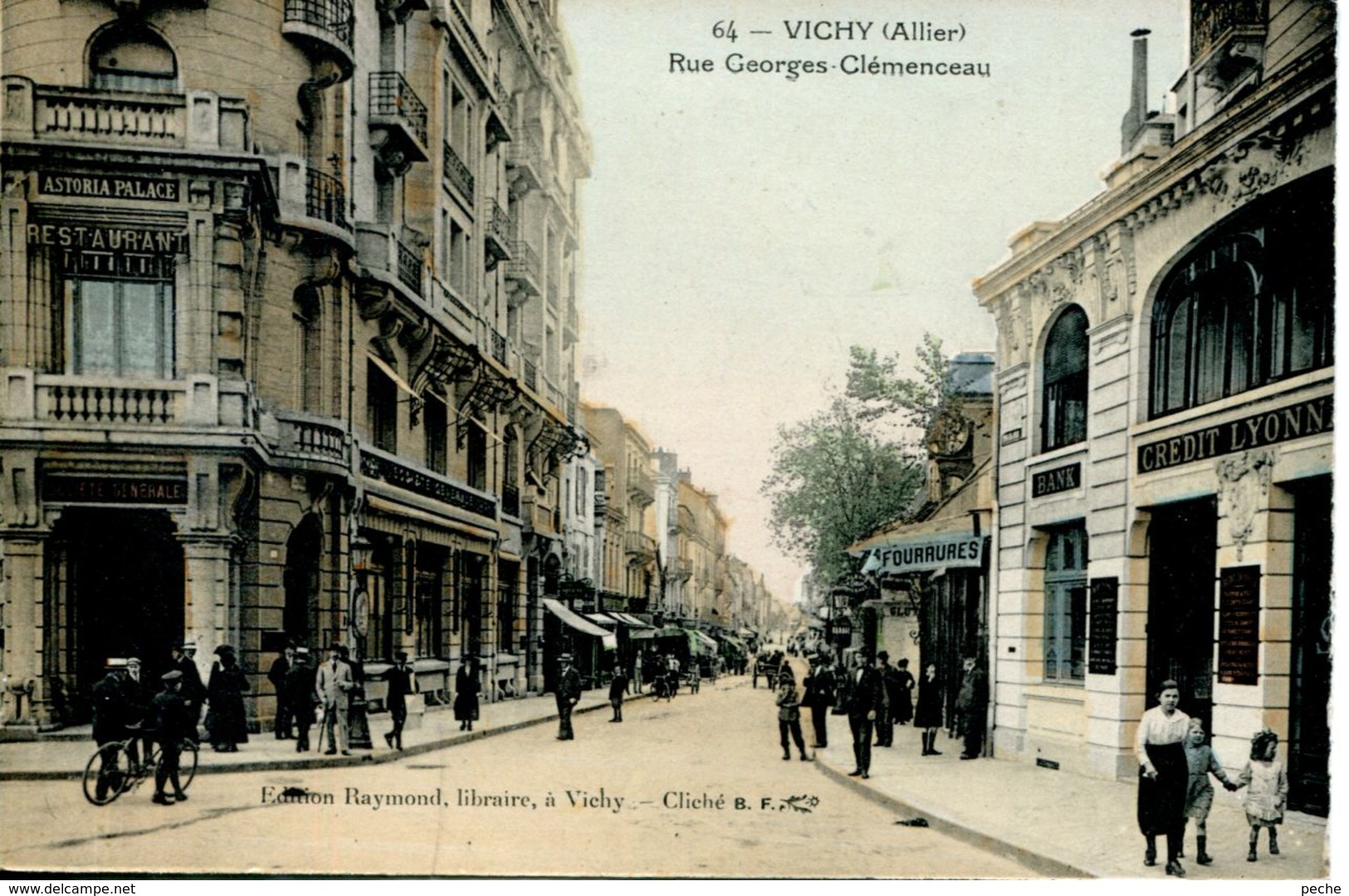 N°65042 -cpa Vichy -crédit Lyonnais- Rue Georges Clémenceau- - Banques