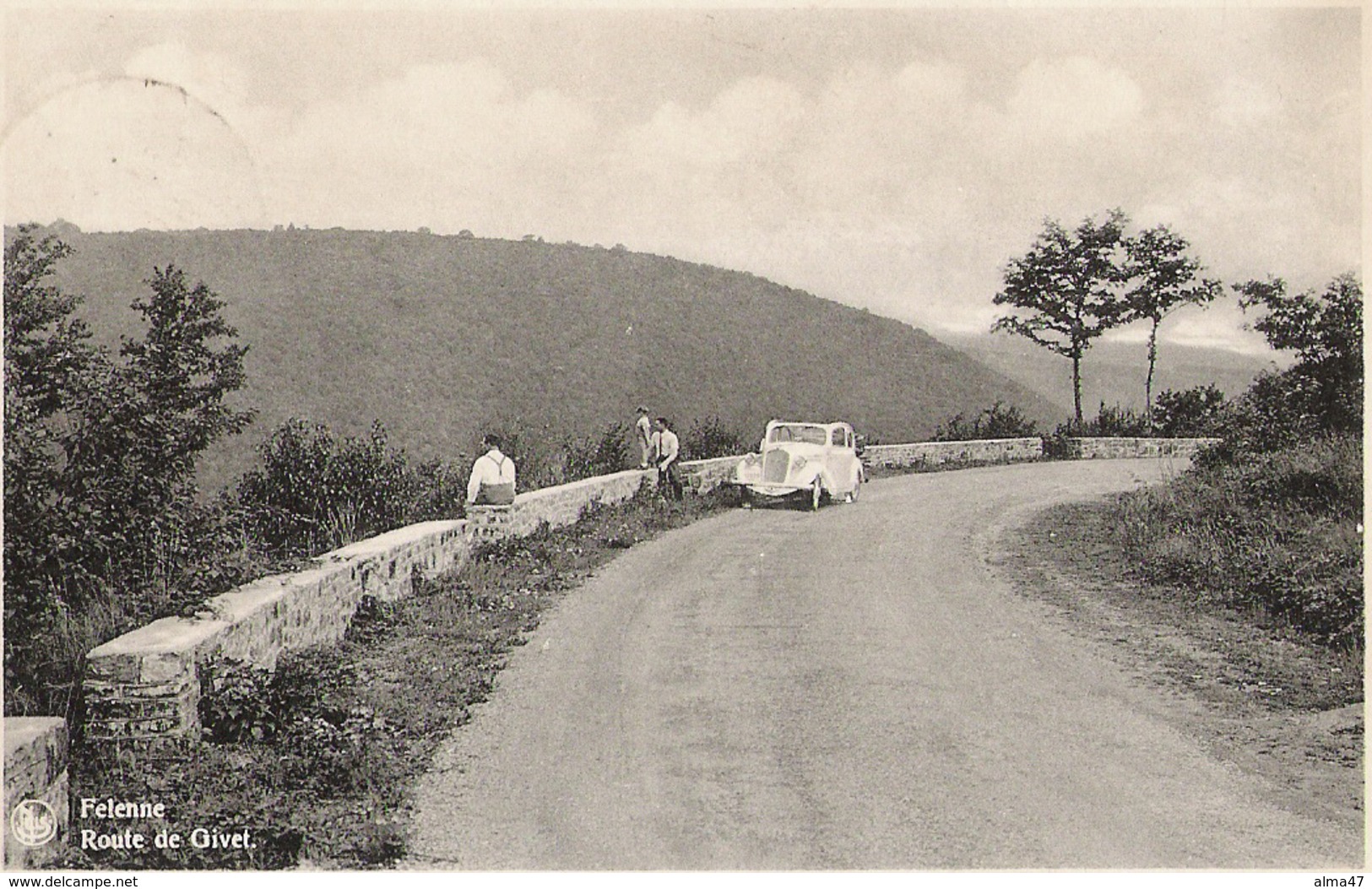 Felenne - Route De Givet Animée - Old Timer Citroën - Circulé 1946 - Beauraing