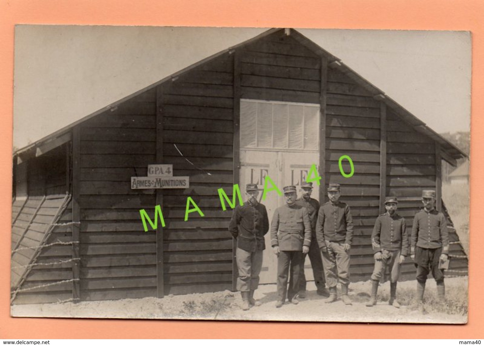 CARTE PHOTO DE 1915 - MILITARIA - WWI - 6 POILUS DU 45 REGIMENT D'ARTILLERIE DEVANT BARAQUE GPA 4 - ARMES MUNITIONS - War 1914-18