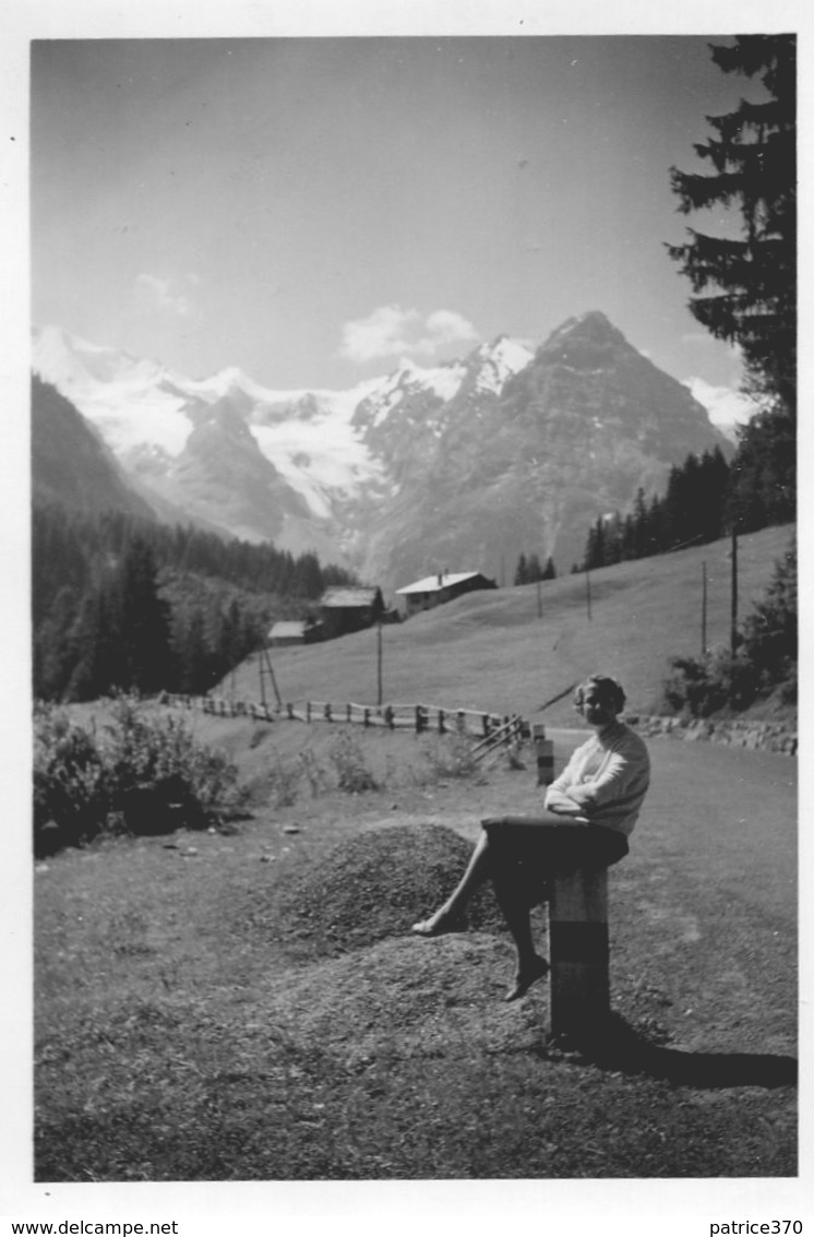 PHoto Prise Sur La Route Des Dolomites En Italie Année 1955 Femme Montagne Chalets - Luoghi