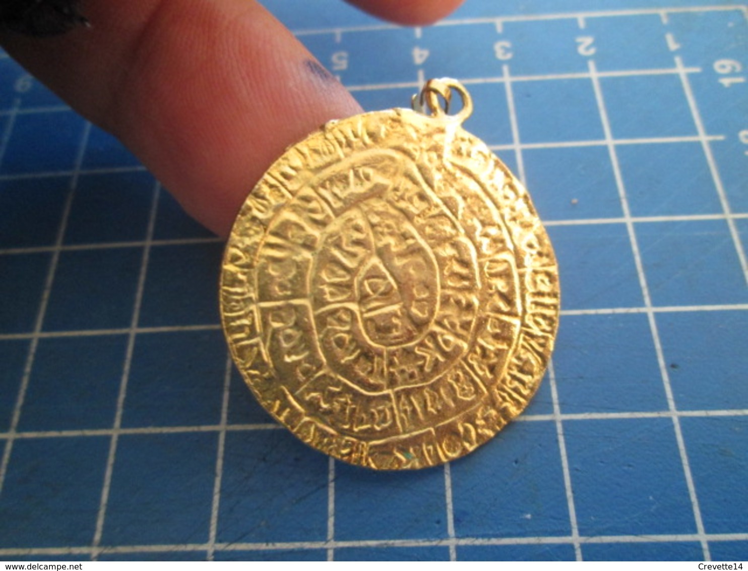 PENDENTIF EN METAL JAUNE Pas En Or REPRESENTANT ??? UNE SPIRALE ANTIQUE , CRETOISE ? - Autres & Non Classés