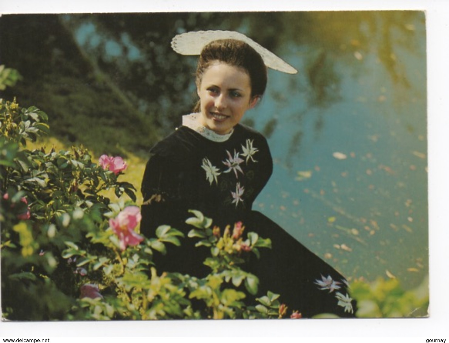 Clohars Carnoët, Le Pouldu Et Lorient : Jeune Fille En Costume (bretagne Pittoresque N°69 - Cp Vierge) Folklore - Clohars-Carnoët