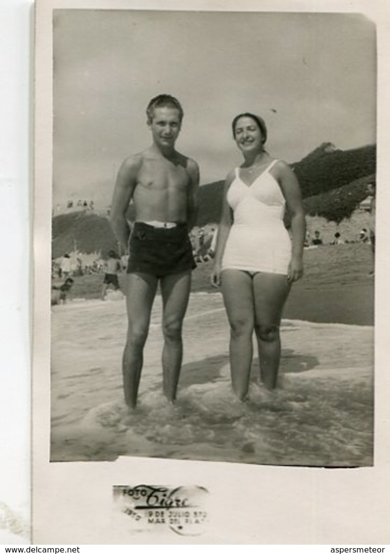 COUPLE PAREJA OLD FASHION SWIMSUITS MAILLOTS PLAYA BEACH MAR DEL PLATA ARGENTINA PHOTO FOTO YEAR 1950 SIZE 9X14 - LILHU - Anonymous Persons