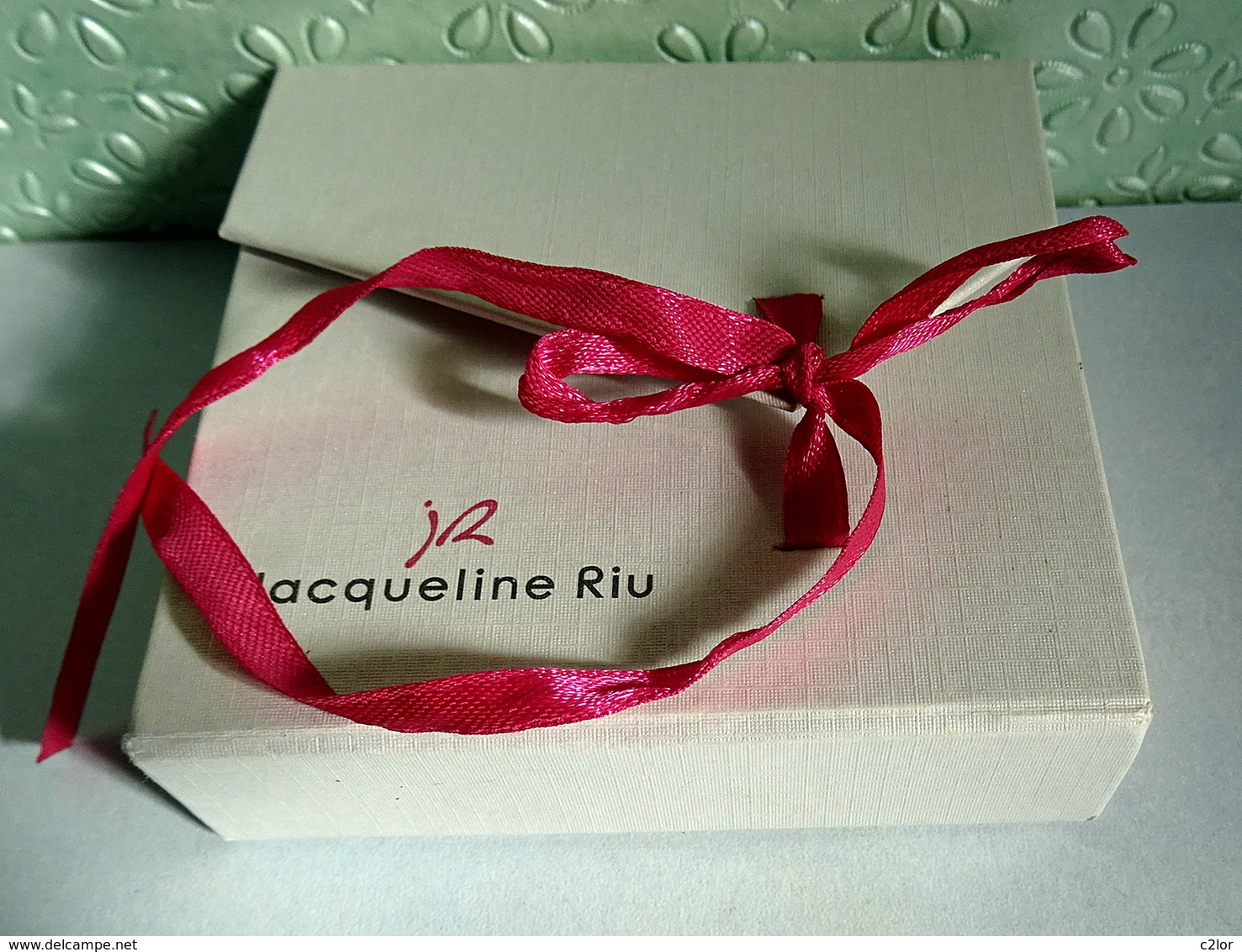 Bracelet  Jacqueline RIU En Métal Couleur Argent Avec Charms Dans Son écrin - Bracelets