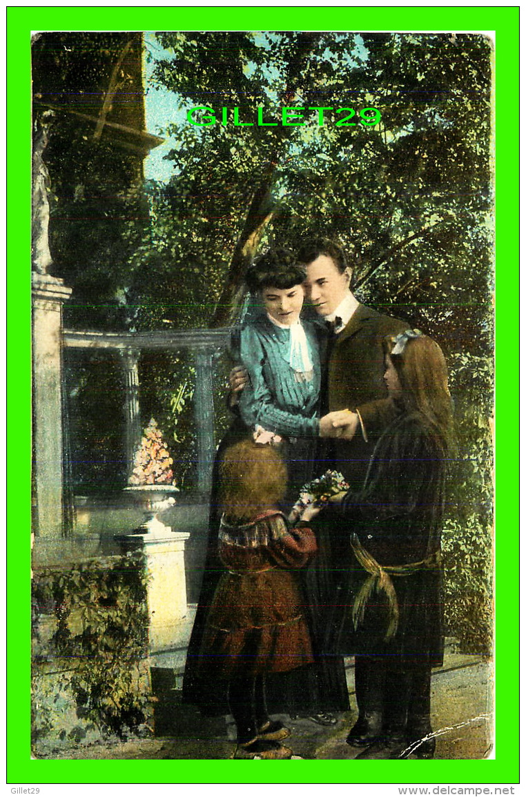 COUPLES - 2 LITLLE GIRLS GIVING FLOWERS TO THE COUPLE - TRAVEL IN 1908 - 3/4 BACK - - Couples