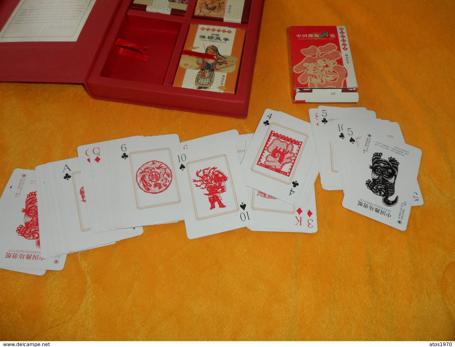 JOLIE COFFRET CHINOIS DE 4 JEUX DE 54 CARTES ILLUSTREES. / FOLK ARTS POKER OF WEIFANG. DATE ?../ 3 OUVERTS ET 1 NEUF.. - 54 Cartes