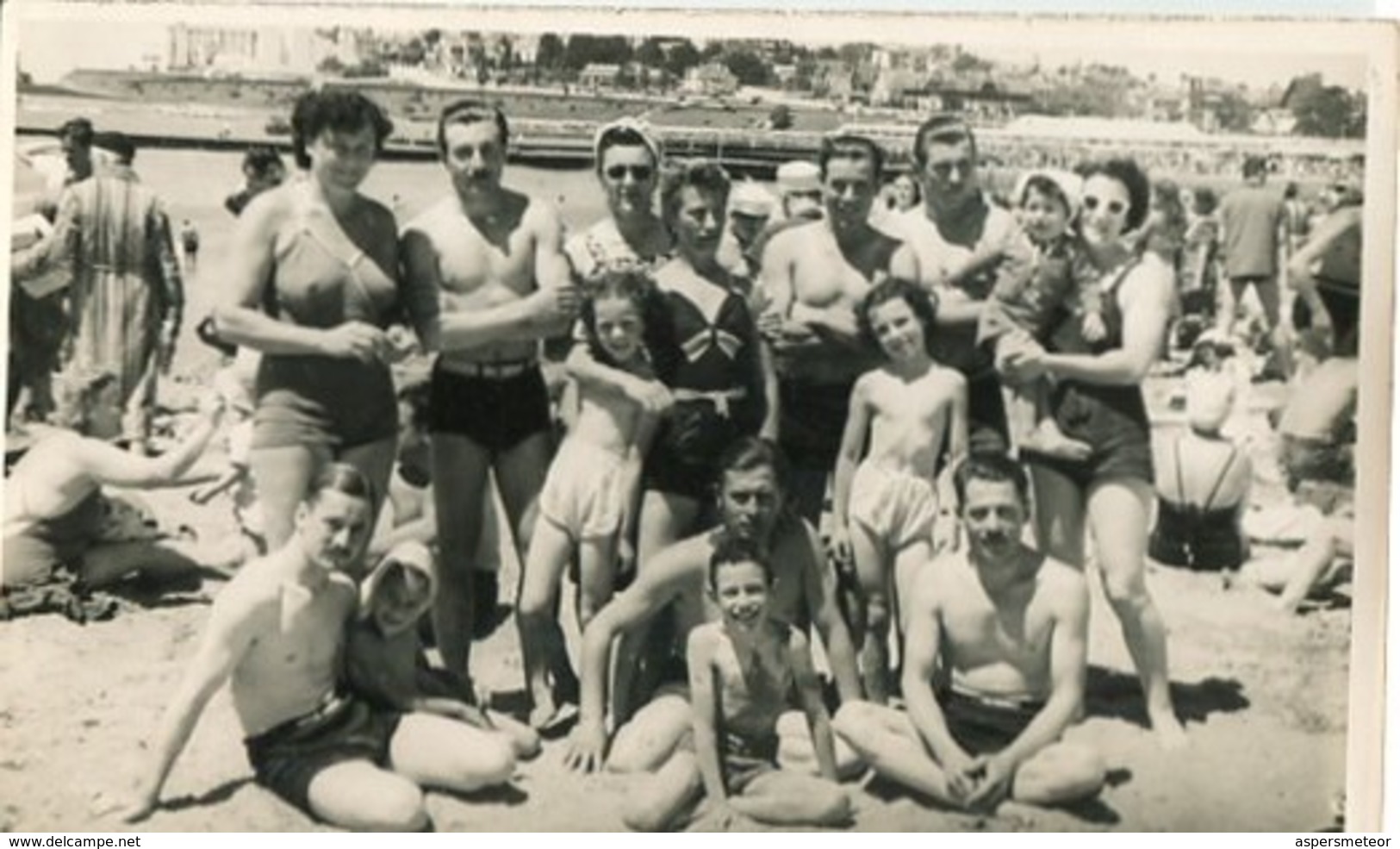 GROUP GRUPO FAMILY KIDS OLD SWIMSUITS MAILLOT BEACH PLAYA MAR DEL PLATA ARGENTINA PHOTO FOTO YEAR 1947 SIZE 9X14 LILHU - Anonymous Persons