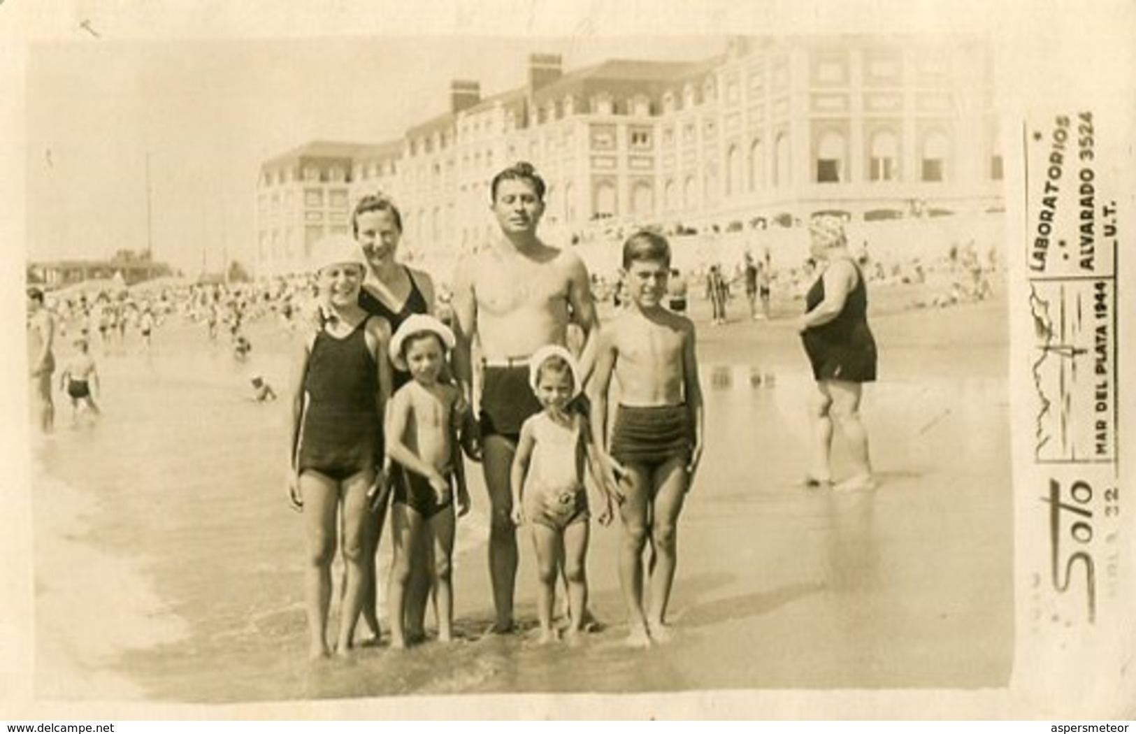 GROUP GRUPO FAMILY KIDS OLD SWIMSUITS MAILLOT BEACH PLAYA MAR DEL PLATA ARGENTINA PHOTO FOTO YEAR 1944 SIZE 9X14 LILHU - Personas Anónimos