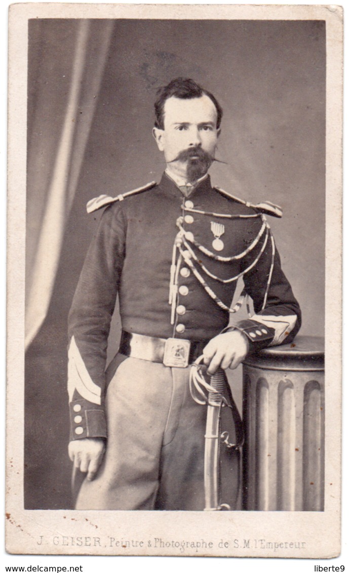 Militaire  C.1859 Avec Sabre Photo J Geiser Alger Cdv Uniforme - Seconde Empire Prosper Roy Medaille - Guerre, Militaire