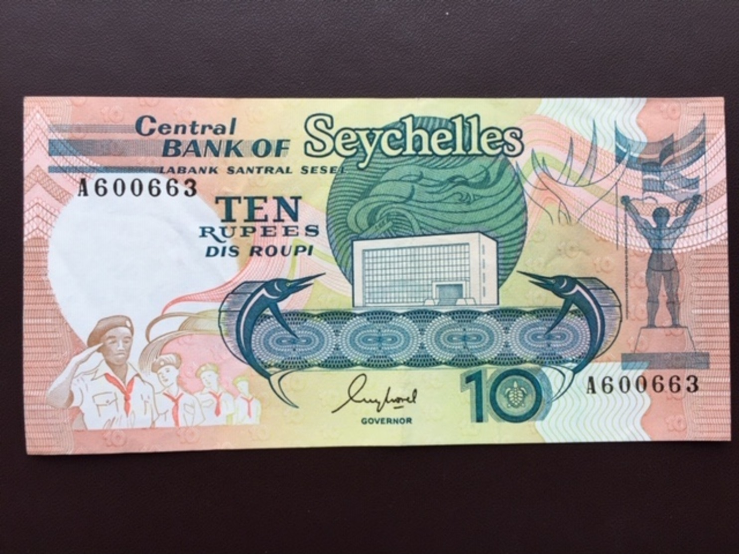 SEYCHELLES P32 10 RUPEES ND1989 UNC - Seychelles