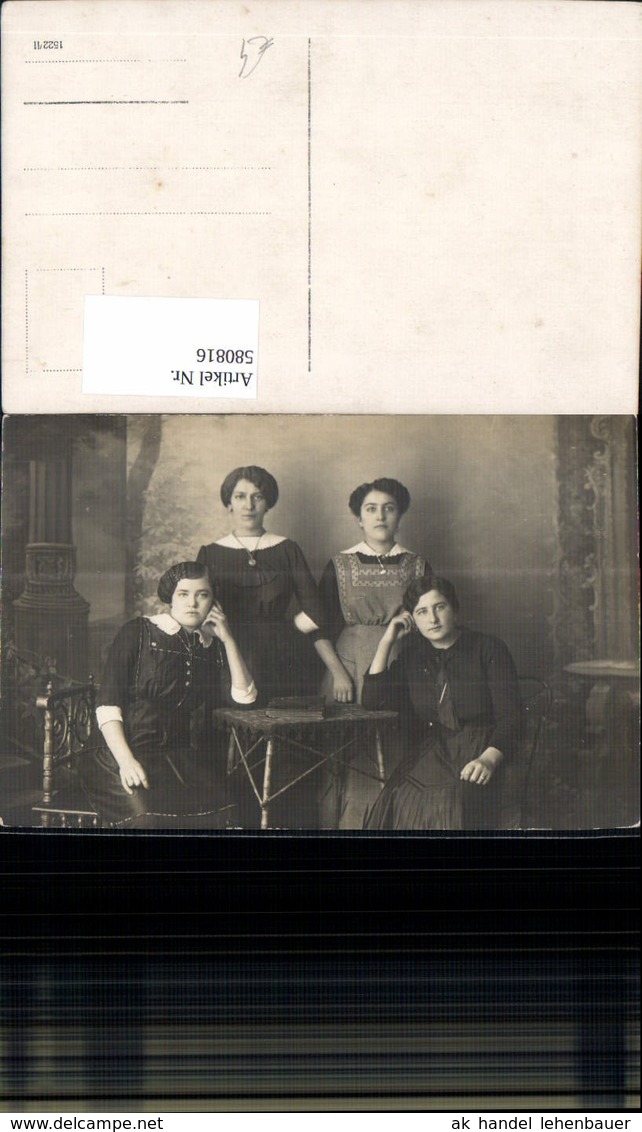 580816,Gruppenbild Vier Frauen B. Tisch Buch - Sonstige & Ohne Zuordnung