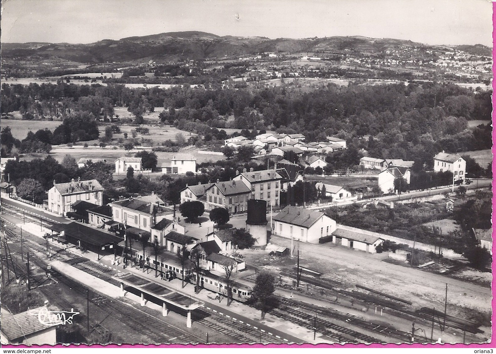 -- 63 --   PONT DE DORE -- VUE AERIENNE SUR LA GARE --  TRAINS --   CARTE PHOTO  -- 1958 - Autres & Non Classés