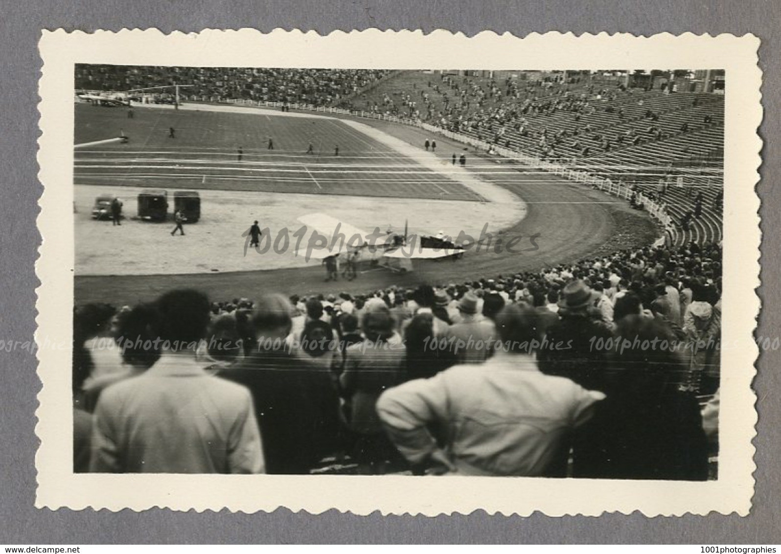 Stade du Heysel - F&ecirc;te a&eacute;ronautique, le  30/05/1946. Vue sur l&#039;int&eacute;rieur du stade du Heysel. Pl