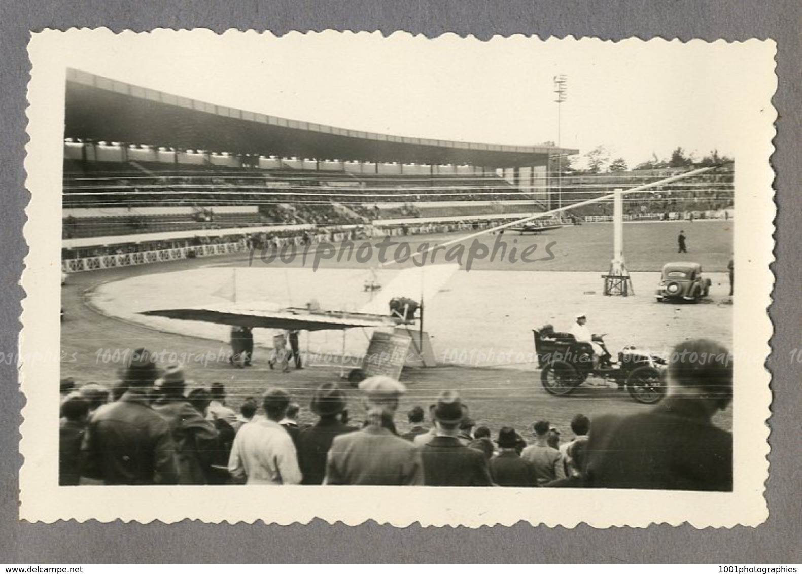 Stade du Heysel - F&ecirc;te a&eacute;ronautique, le  30/05/1946. Vue sur l&#039;int&eacute;rieur du stade du Heysel. Pl