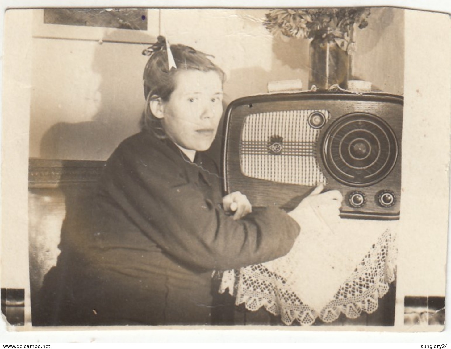 RUSSIA.  A PHOTO. WOMAN AND RADIOL. RADIO.  *** - Unclassified
