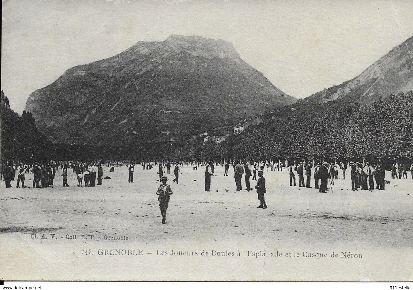 38 GRENOBLE - LES  JOUEURS DE BOULES à  L ESPLANADE  Et Le CASQUE DE NERON - Grenoble