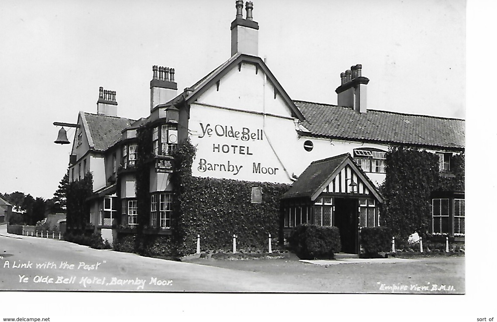 REAL PHOTO POSTCARD - BARNBY MOOR - YE OLD BELL HOTEL  - - B190 - Northamptonshire