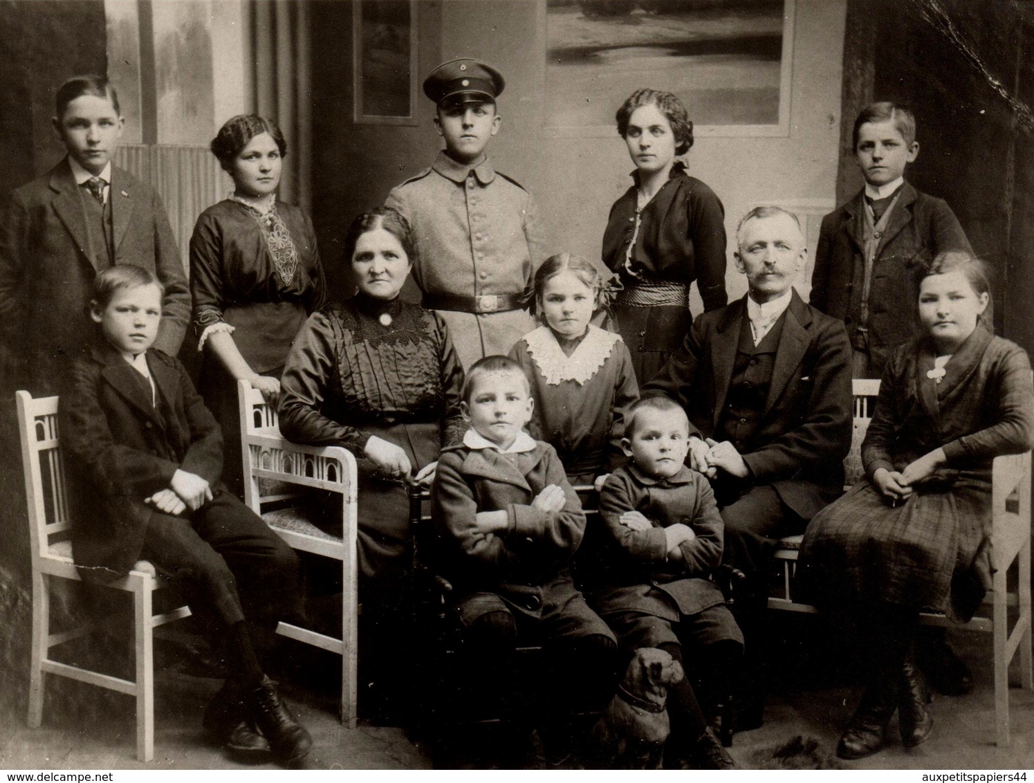 Grande Reproduction Photo Guerre 1914-18 - Famille Allemande Réunie Avec Leur Petit Chien Au Centre - Altri & Non Classificati