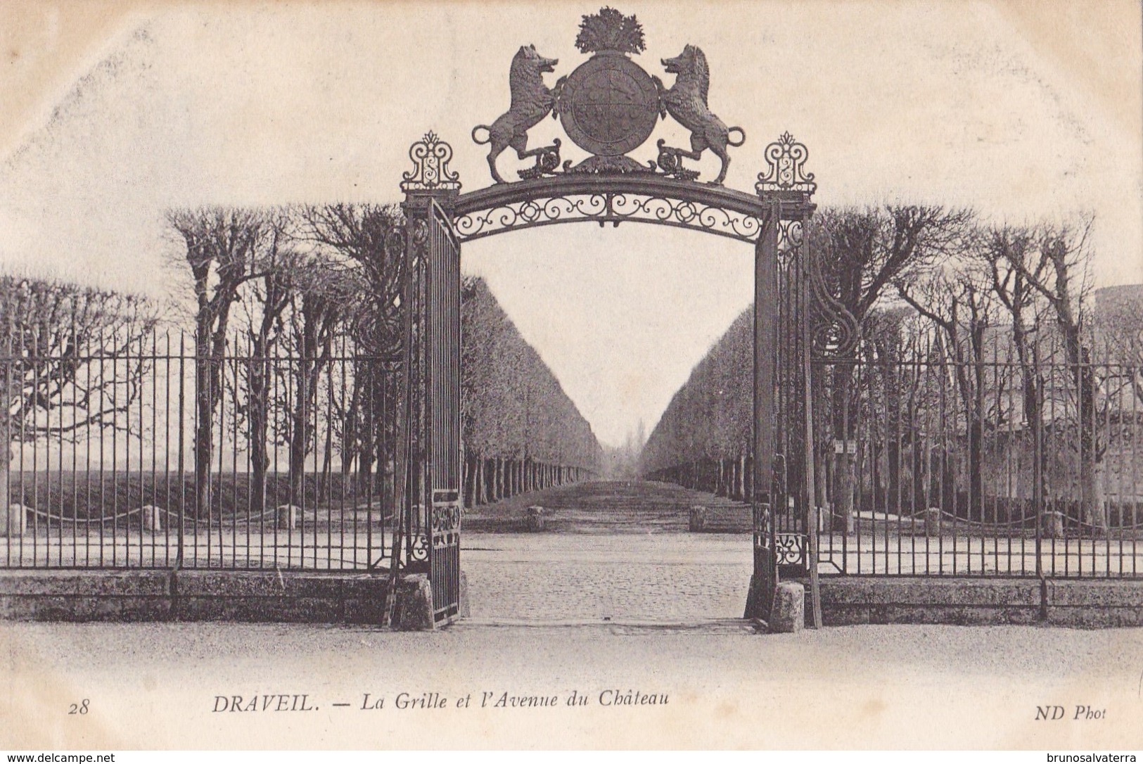 DRAVEIL - La Grille Et L'Avenue Du Château - Draveil