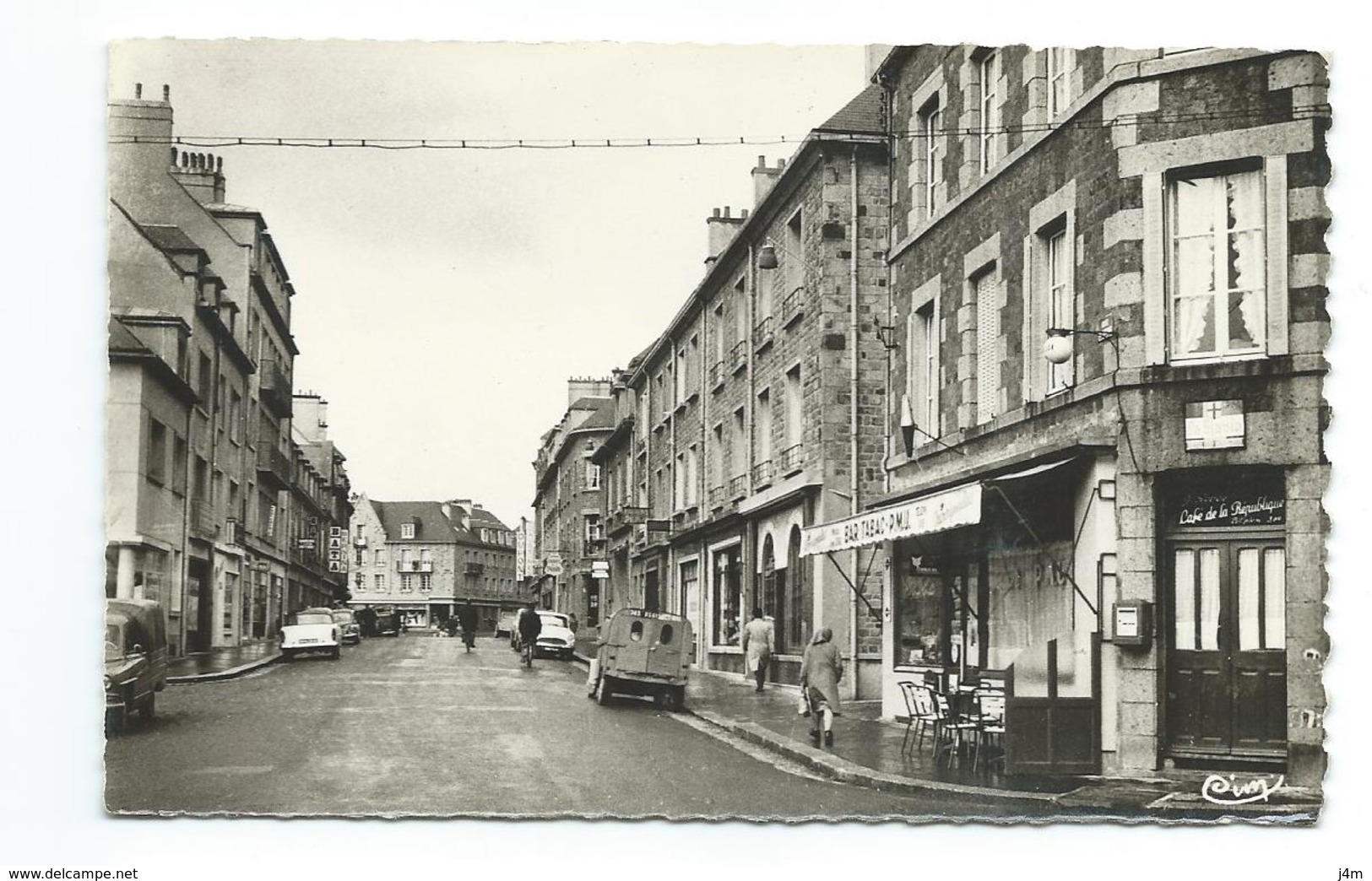 61/ ORNE... FLERS. Café-Bar PMU, Rue De Messei... AUTOMOBILE Ancienne: 2 CV Camionnette - Flers