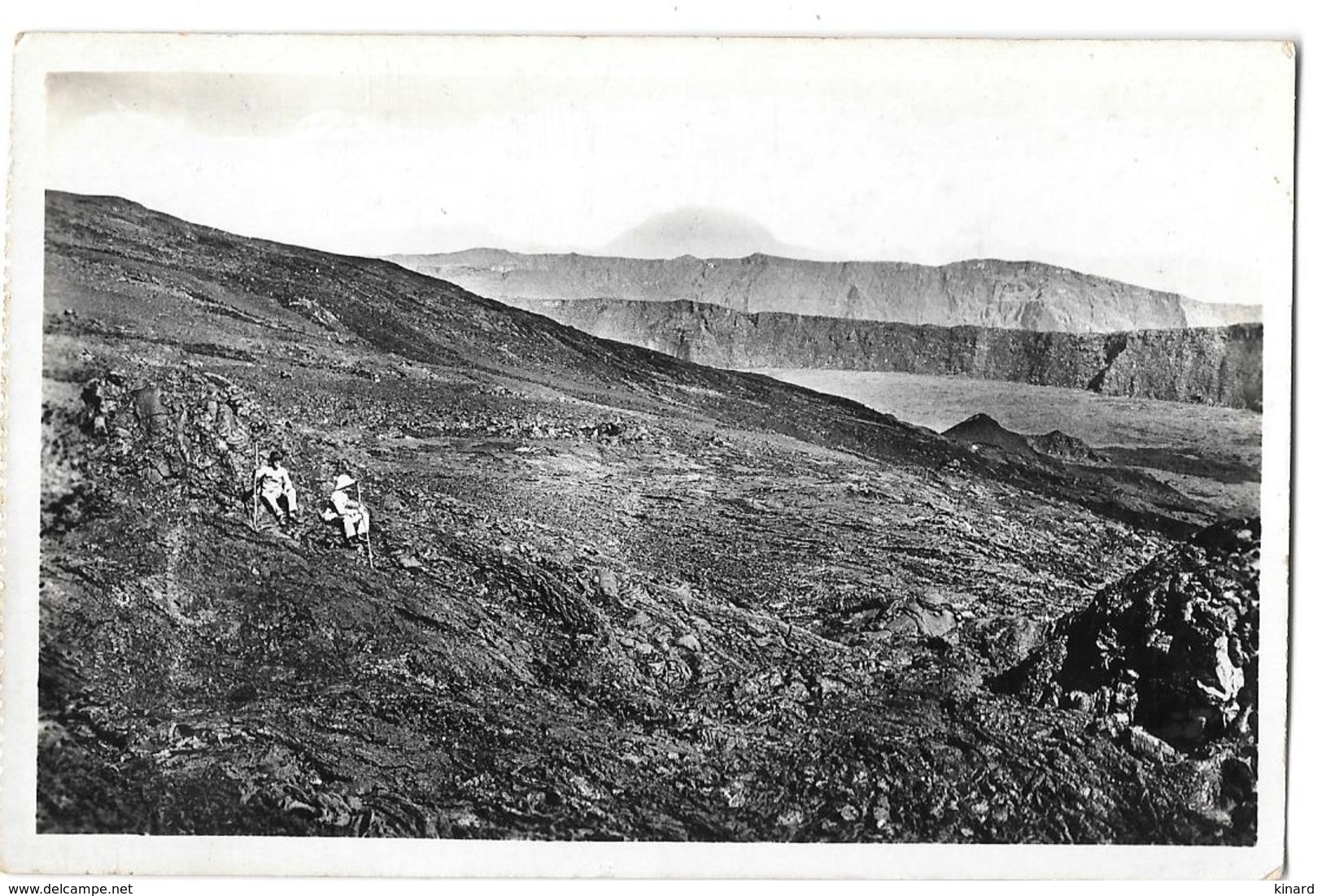 CPA.   LA REUNION...  LE VOLCAN..SUR LES PENTES DU PITON DE LA FOURNAISE. ET BORV..1951...TBE..F.M.. VOIR SCAN - Réunion