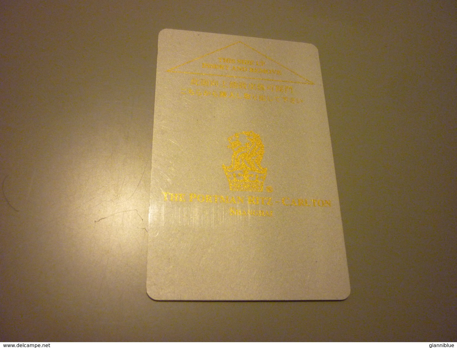 China Shanghai The Ritz-Carlton Hotel Room Key Card (grey Card With Golden Letters) - Cartes D'hotel
