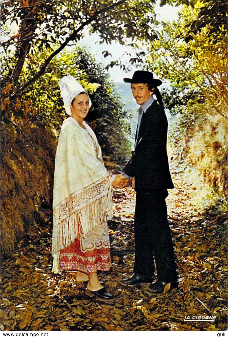 Folklore > Costumes- BRETAGNE Promenade Romantique Dans Les Chemins Creux (Coiffes  Costume Robe )  * PRIX FIXE - Costumes