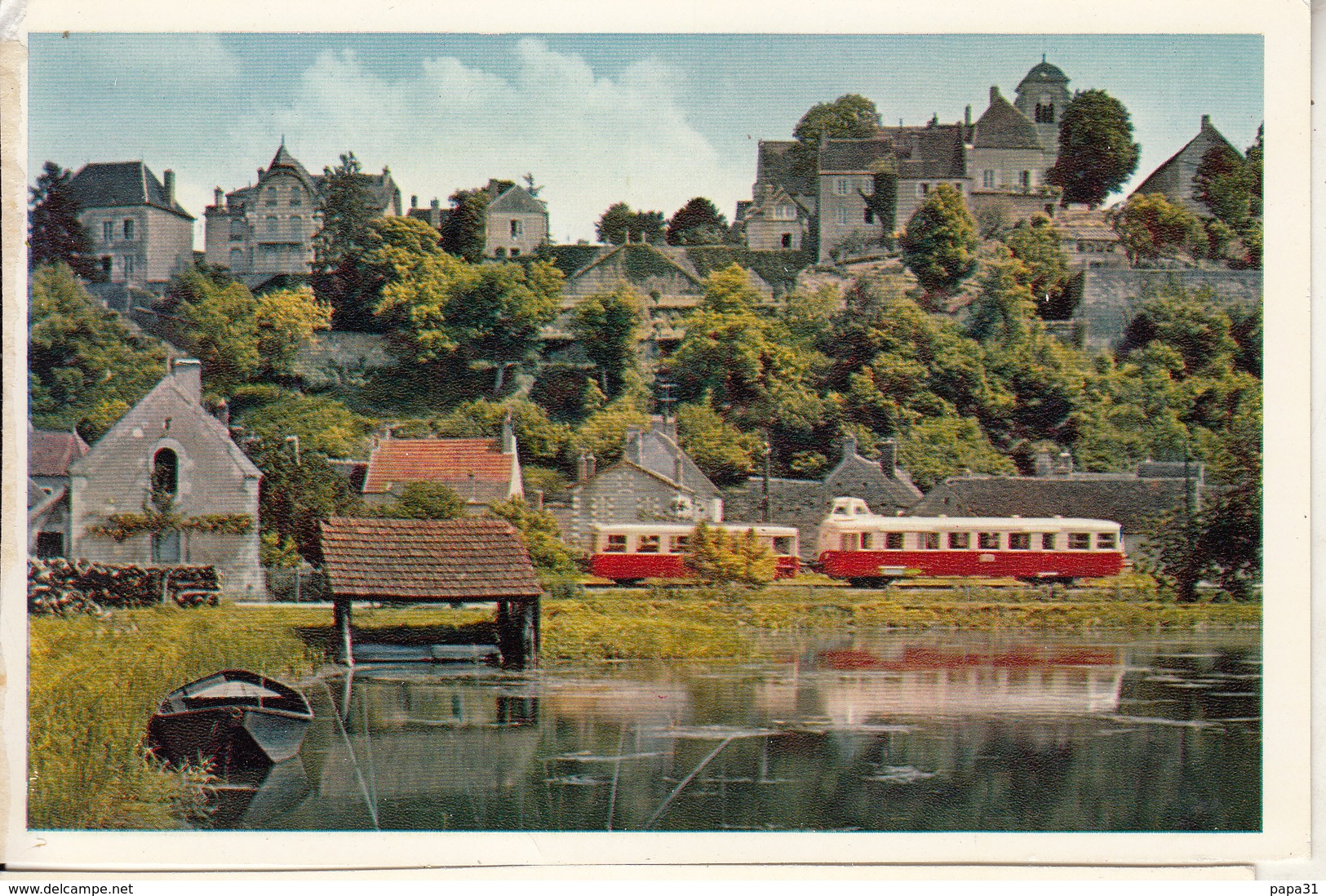 Un Autorail De 150 Ch Et Sa Remorque Longeant Le Canal Du Nivernais ,prés Chatel Censoir - Trains