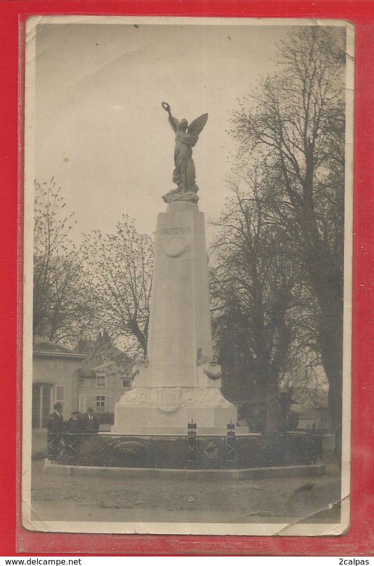 21 - Beaune - Carte Photo Peu Courante -  3 Personnages  Autour Du Monument Aux Morts - Beaune