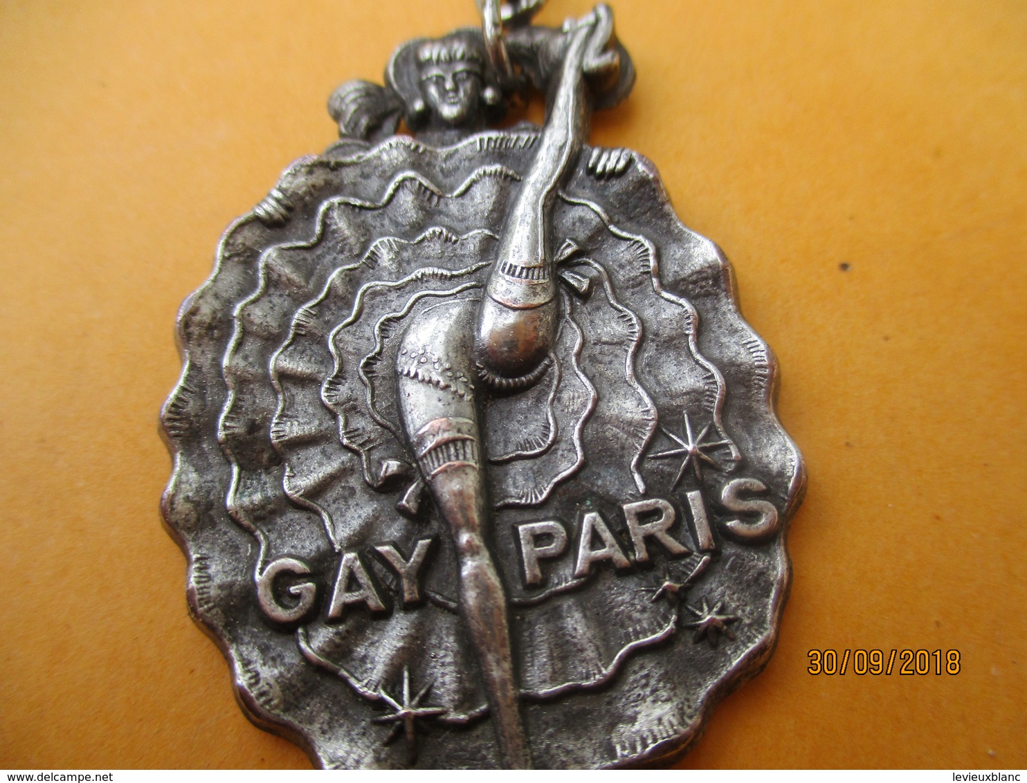 Porte-clé Publicitaire Métallique/ GAY PARIS/ Danseuse De French Cancan/ Métal Léger/ Vers 1960-1980     POC357 - Key-rings