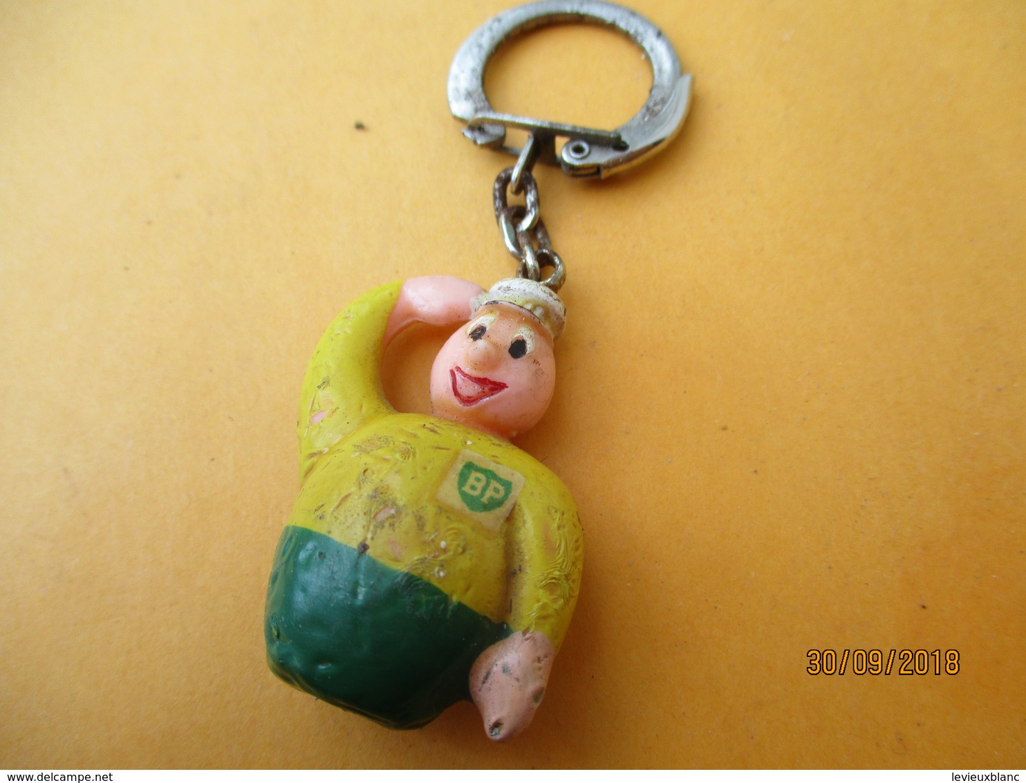 Porte-clé Publicitaire/Lubrifiant/BP/ Pompiste/  Plastique/Vers 1960-1970  POC391 - Key-rings