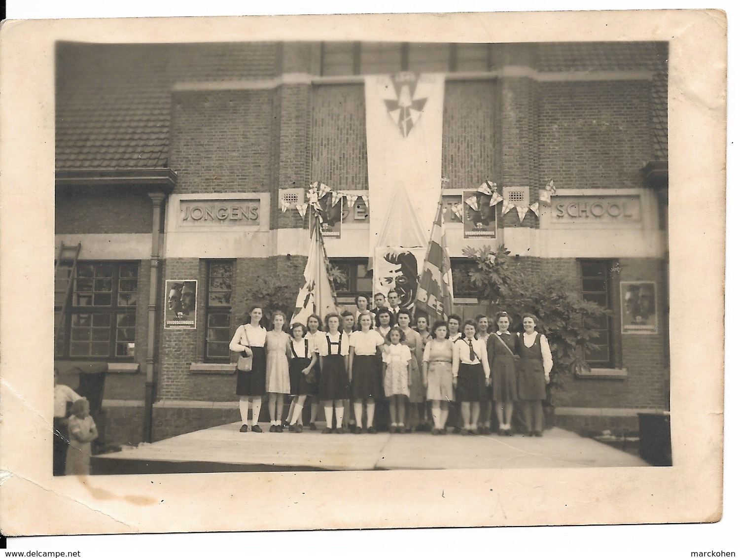 Drogenbos (1620) : Les Filles De La KAJ De Drogenbos Photographiées à L'occasion Du Congrès De La Paix Du 26 Août 1945. - Drogenbos