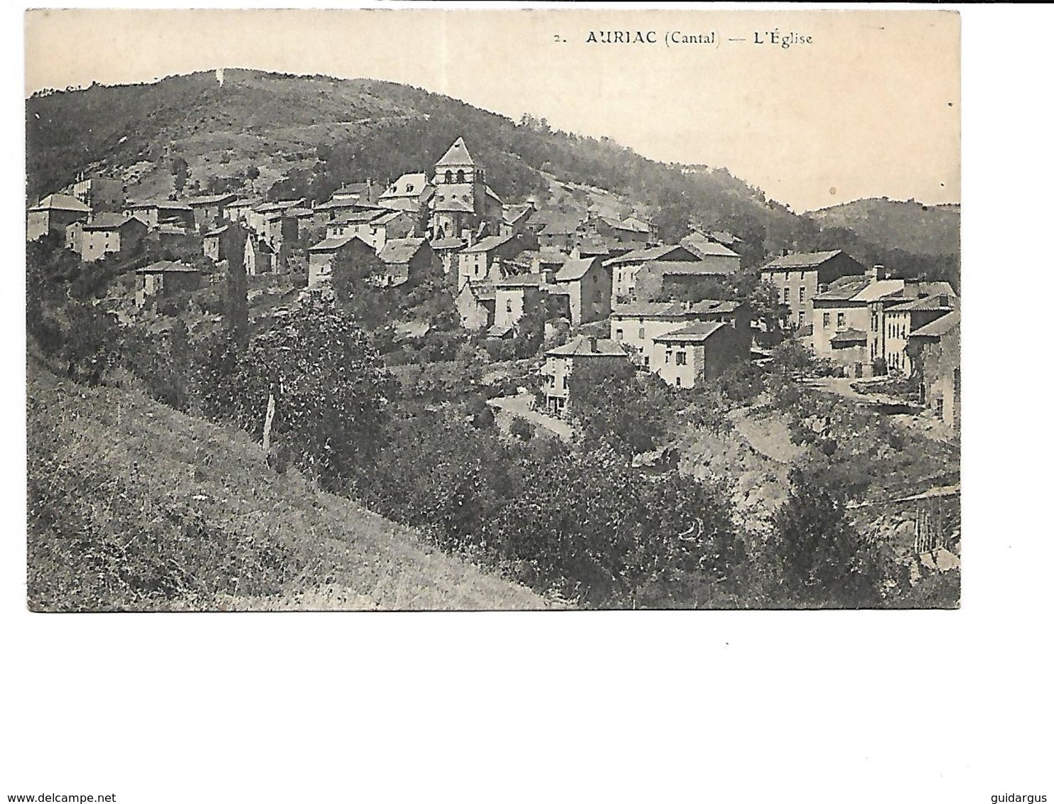 15-AURIAC-l'EGLISE-( Massiac)-Une Vue Generale Du Village Et De Son Eglise - Autres & Non Classés