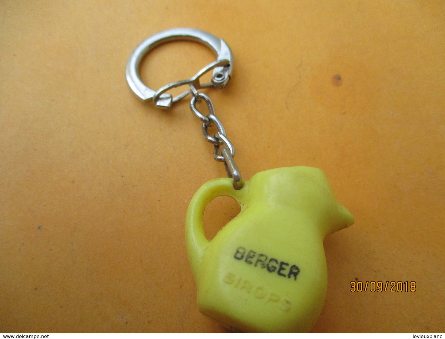 Porte-clé Publicitaire/Spiritueux / BERGER/ Sirops / Broc à Eau / Plastique L /Vers 1960-1970  POC405 - Key-rings