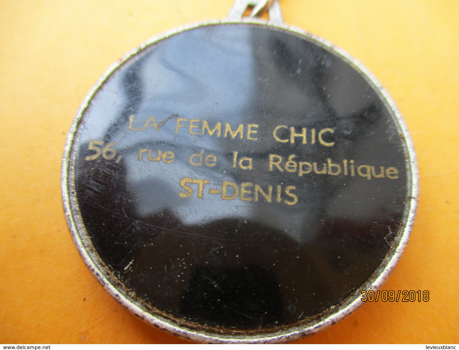 Porte-clé Publicitaire/Habillement / La Femme Chic/Rue De La République/ SAINT DENIS/Métal Léger/Vers 1960-70     POC409 - Schlüsselanhänger