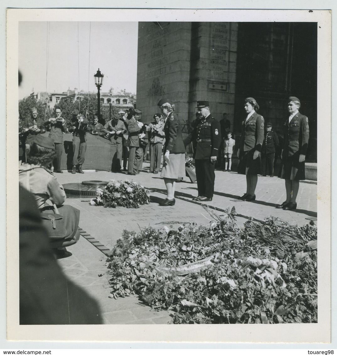 Défilé Féminin Du 14/05/1945. La Communauté Des Wacs (Women Army Corps) Dépose Une Gerbe Au Soldat Inconnu. - Aviation