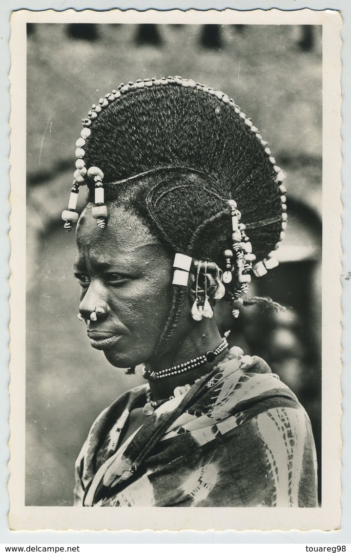 2 Cartes Postales. Niger. Coiffure De Femme Peule. Dahomey. Chasseur Somba. - Niger
