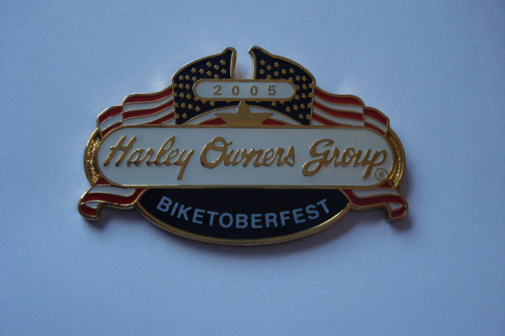 20181004-2087 Pin’s 2 Attaches « HARLEY OUWNERS GROUP - BIKETOKTOBERFEST 2005 » - Motos