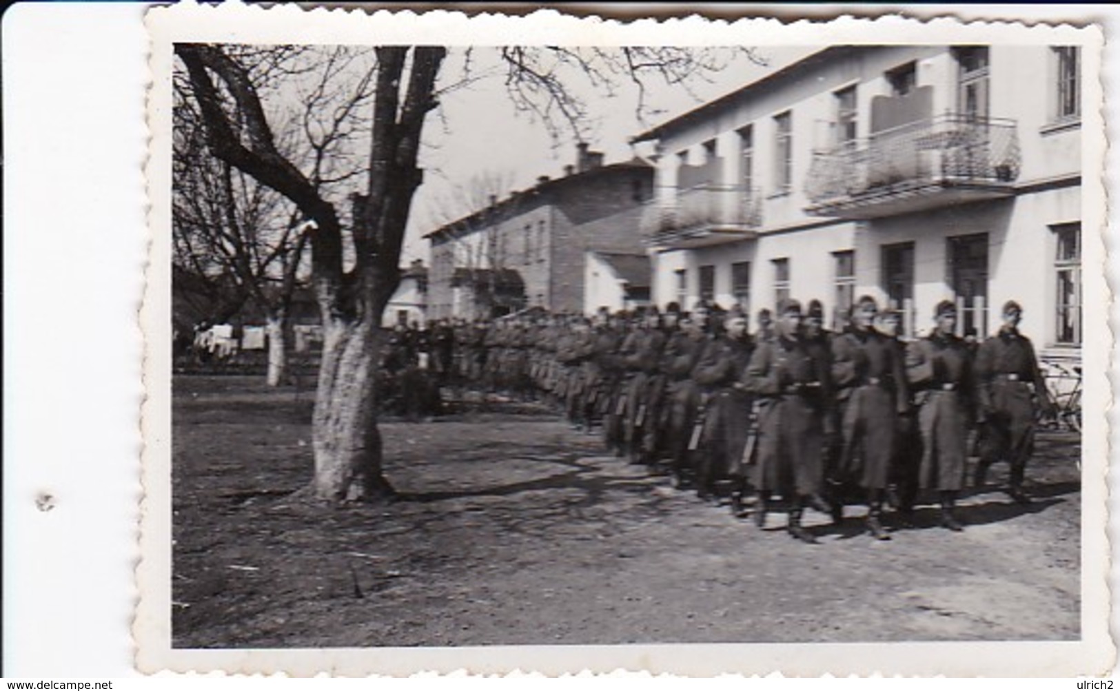 Foto Formation Deutsche Soldaten Mit Wintermänteln Und Gewehren -  2. WK - 8*5,5cm (36754) - Guerre, Militaire