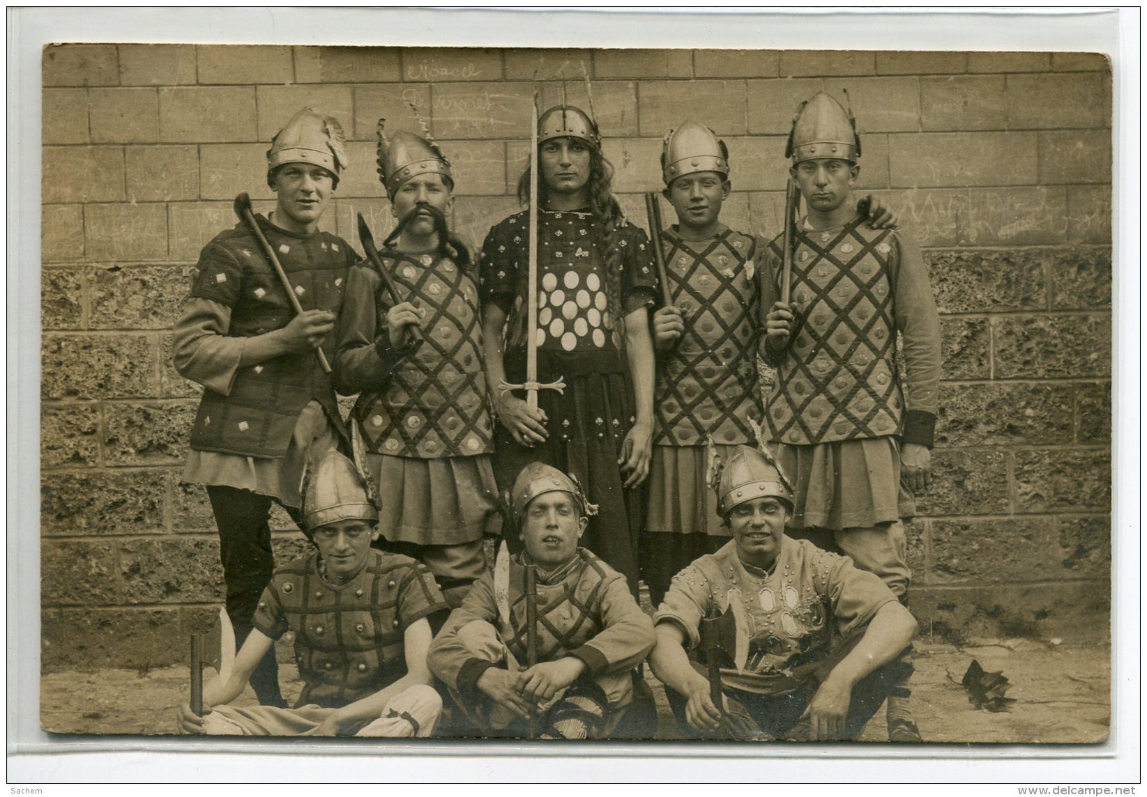 95 SANNOIS Cachet Photographe CARTE PHOTO Carnaval ? Groupe Hommes Costumes Médievaux -PHOTO DESIRE 35 Ru     / D22-2018 - Sannois